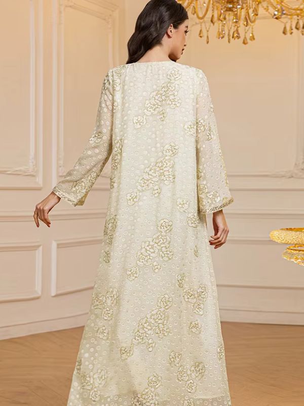 Vue arrière d’une femme portant une djellaba crème à motifs dorés