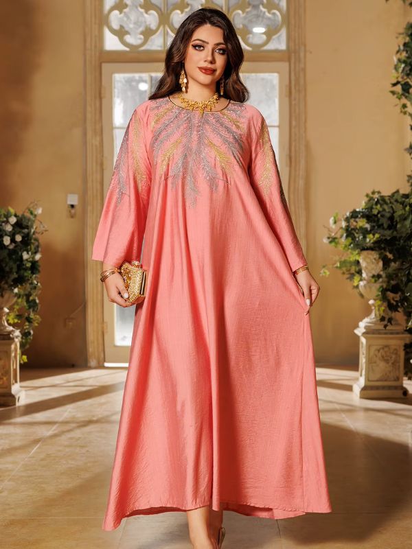 Une femme porte une djellaba rose