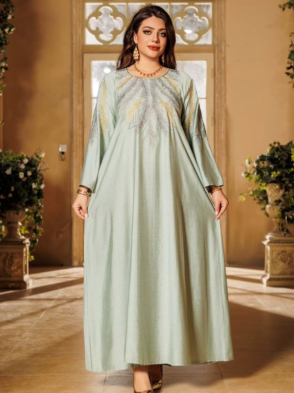 Une femme porte une djellaba verte