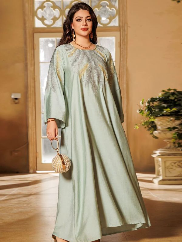 Une femme porte une robe djellaba verte