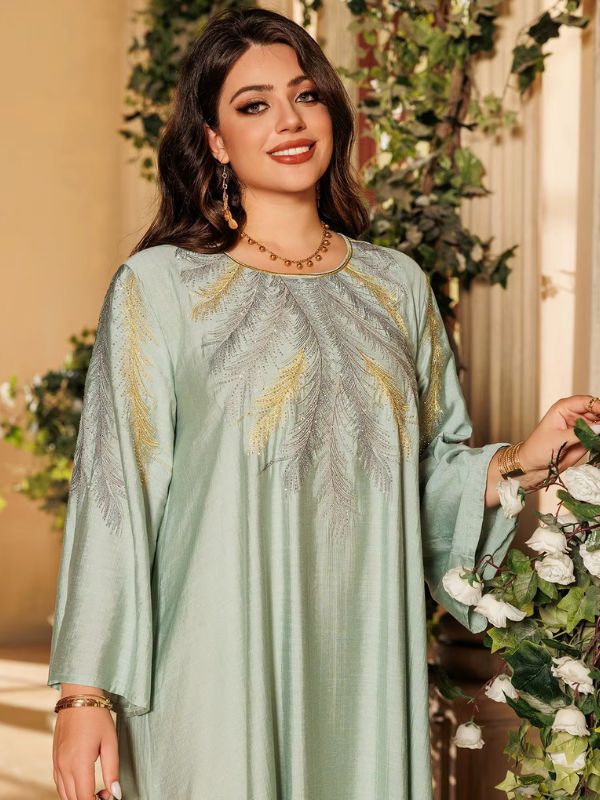 Une femme porte une djellaba verte