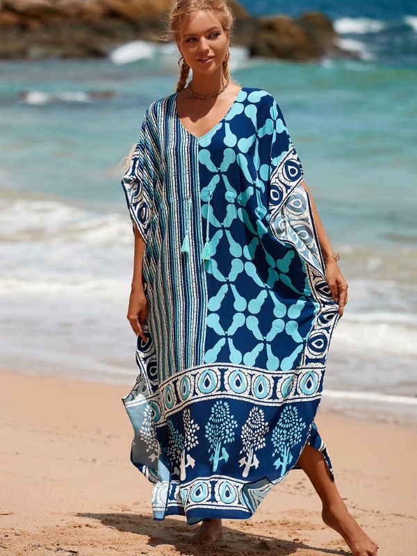 Une femme en djellaba bleu ciel sur la plage