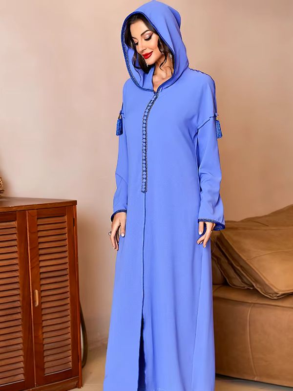 Femme qui porte une très belle djellaba bleu cobalt avec capuche