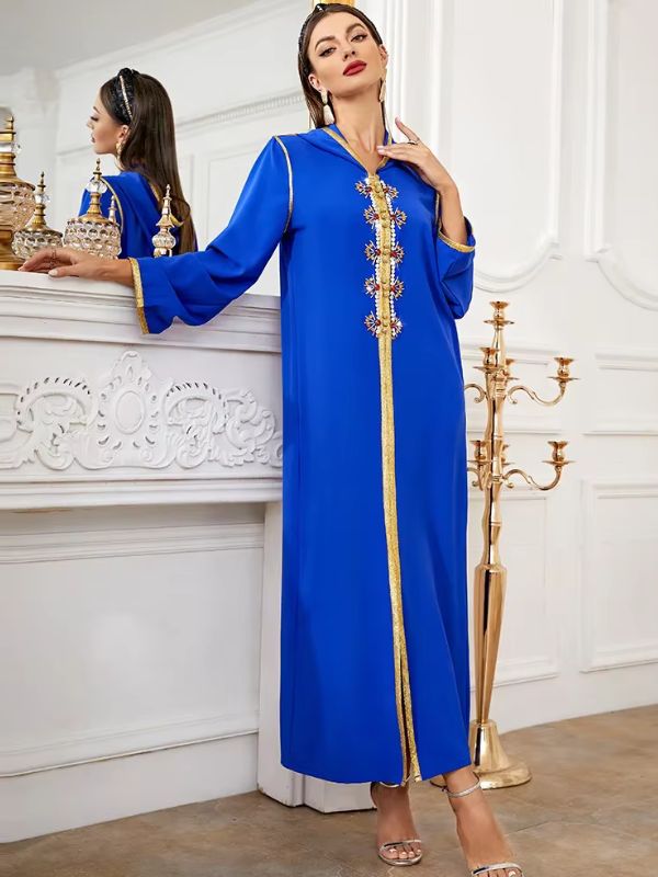 Femme qui porte une djellaba bleu dans un intérieur de luxe