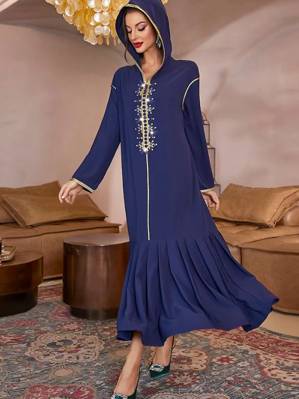 Une femme porte une djellaba moderne bleu nuit