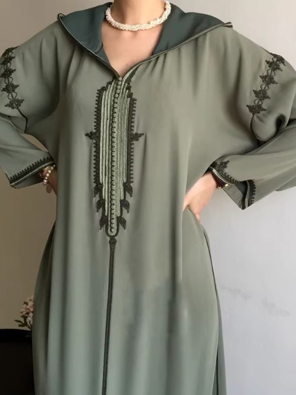 Femme en djellaba de couleur vert clair et oriental marocaine