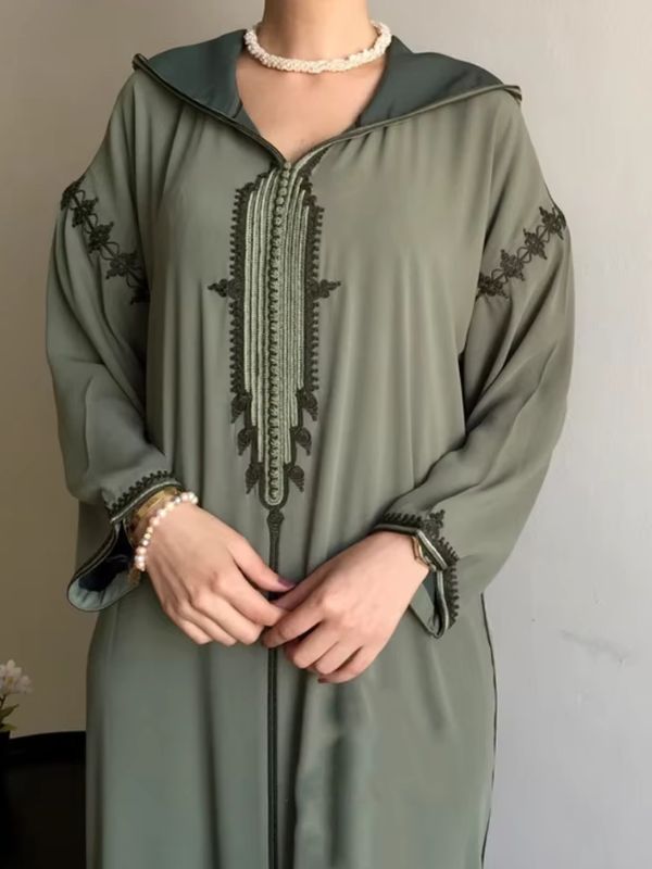 Femme en djellaba de couleur vert clair et oriental marocaine