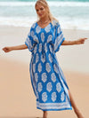 Une femme en djellaba bleu 