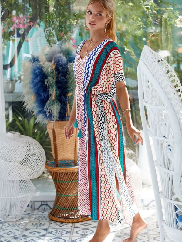 Une femme habillée d’une djellaba aux imprimés orientaux colorés marche élégamment près d’une table décorée