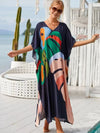 Une femme souriante en djellaba colorée pose sur une terrasse ensoleillée avec vue sur l’océan