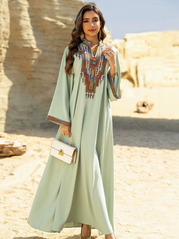 Une femme en djellaba vert clair