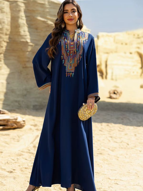 Une femme en djellaba à la plage