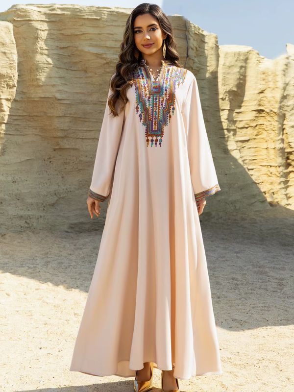 Une femme porte une djellaba sur une plage