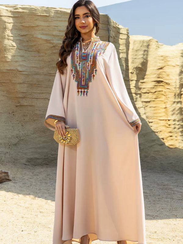 Une femme porte une djellaba sur une plage