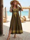 Une femme porte une djellaba de couleur marron foncé