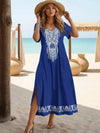Unr femme porte une belle djellaba bleu