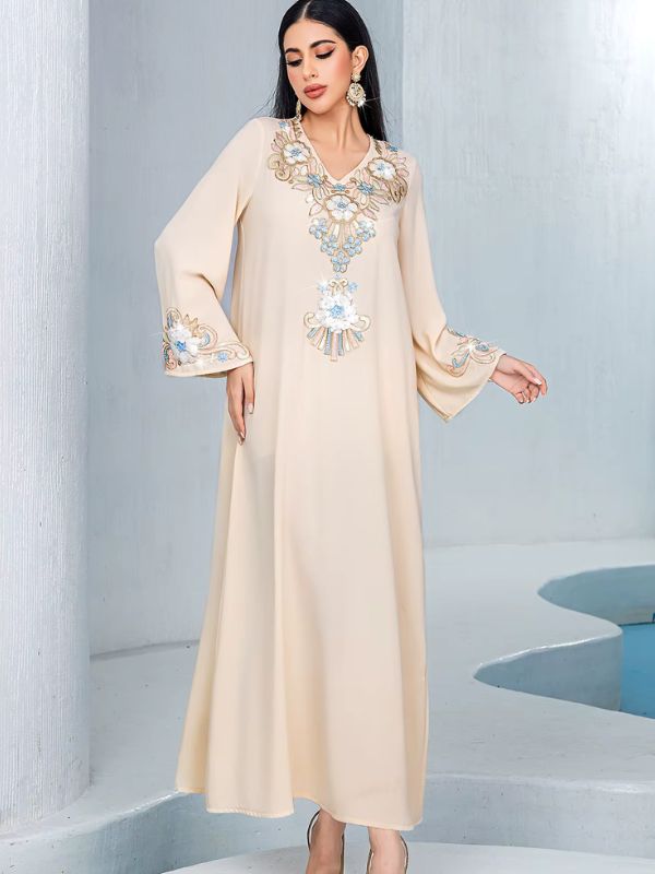 Djellaba marocaine beige, vue de face en pied, bras tendu montrant la manche évasée à poignet brodé