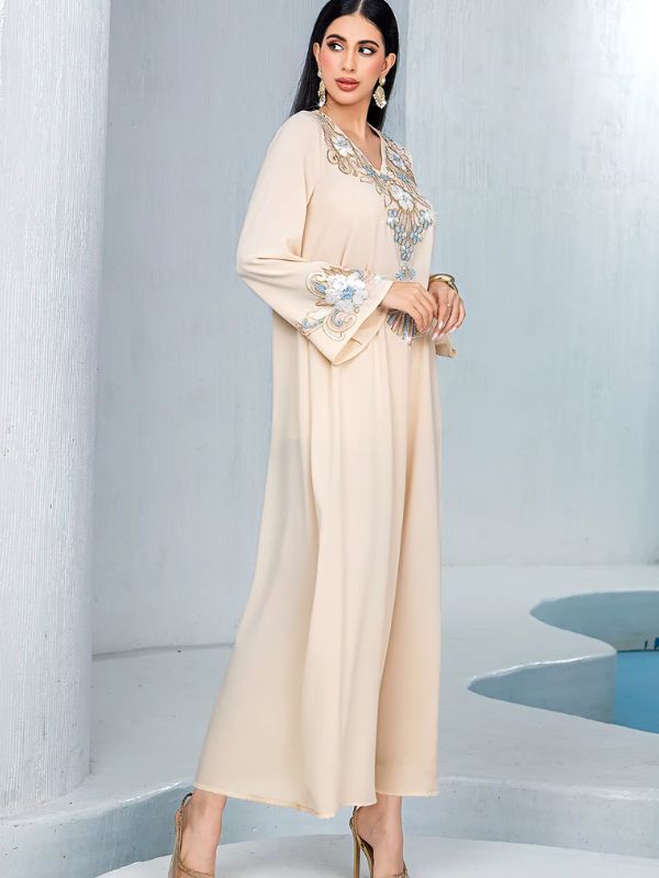 Djellaba marocaine beige, vue de profil, tombé fluide de la jupe et manche évasée à broderie florale