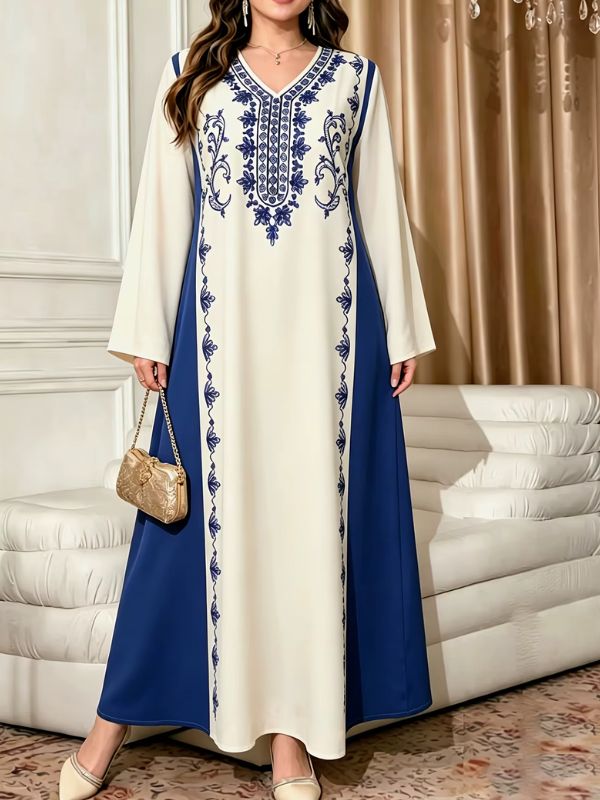 Djellaba marocaine blanche et bleu roi, vue de face en pied, encolure en V ornée de motifs bleus et panneaux latéraux bleu roi, avec pochette dorée