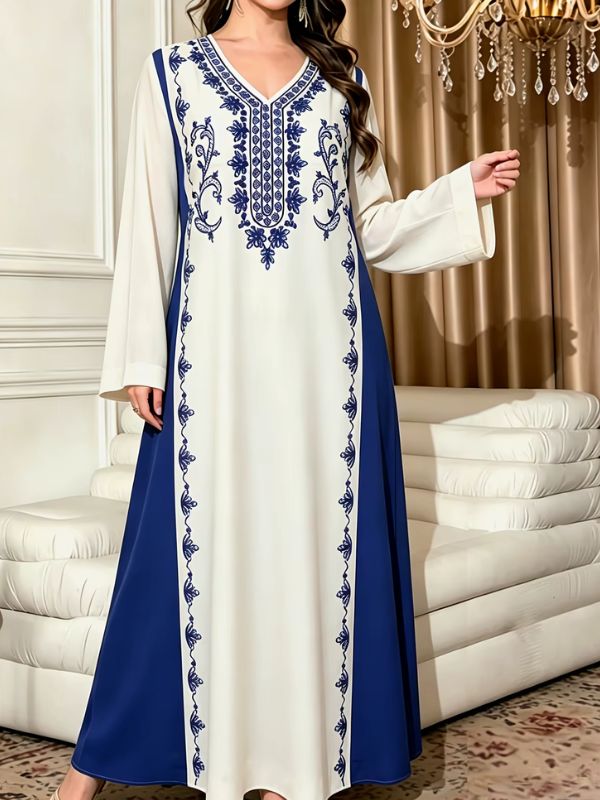 Djellaba marocaine blanche et bleu roi, vue de face, bras écarté montrant la manche longue et les motifs bleus de l'encolure