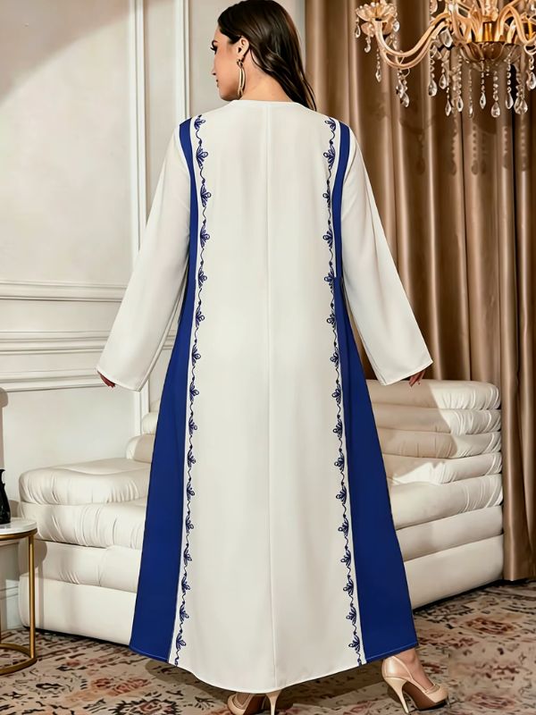 Djellaba marocaine blanche et bleu roi, vue de dos, panneaux bleu roi et guirlandes de motifs bleus de chaque côté de la couture centrale