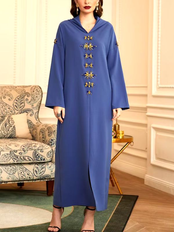 Femme qui porte une djellaba marocaine bleu ciel