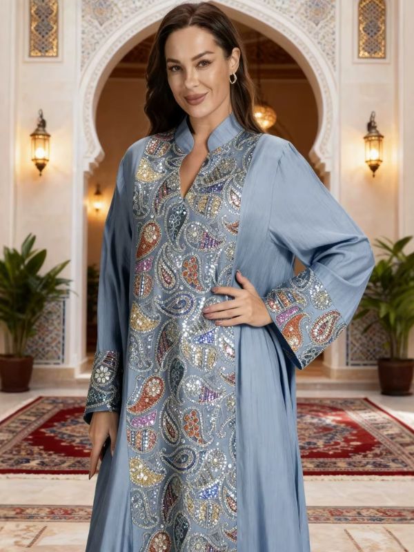 Djellaba marocaine bleu gris, gros plan sur la bande centrale brodée de motifs cachemire pailletés, le col montant et le poignet brodé