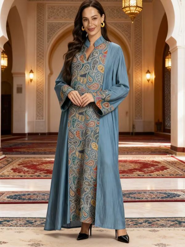 Djellaba marocaine bleu gris, côtés bleus ouverts laissant voir la partie centrale entièrement ornée de motifs cachemire, avec escarpins noirs
