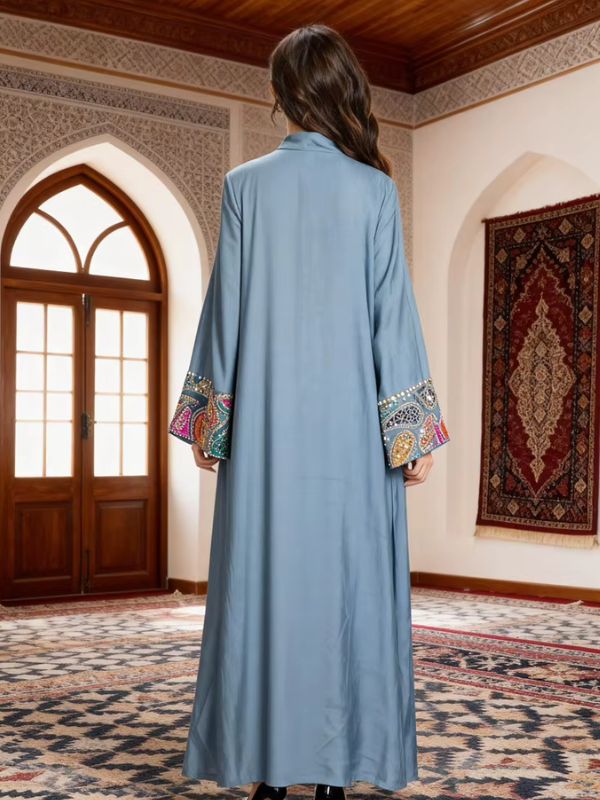 Djellaba marocaine bleu gris, vue de dos, dos uni bleu gris, col montant et poignets brodés de motifs cachemire colorés et pailletés