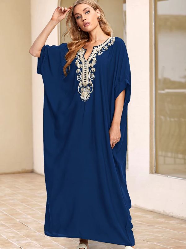 Femme portant une djellaba bleue dans un cadre marocain