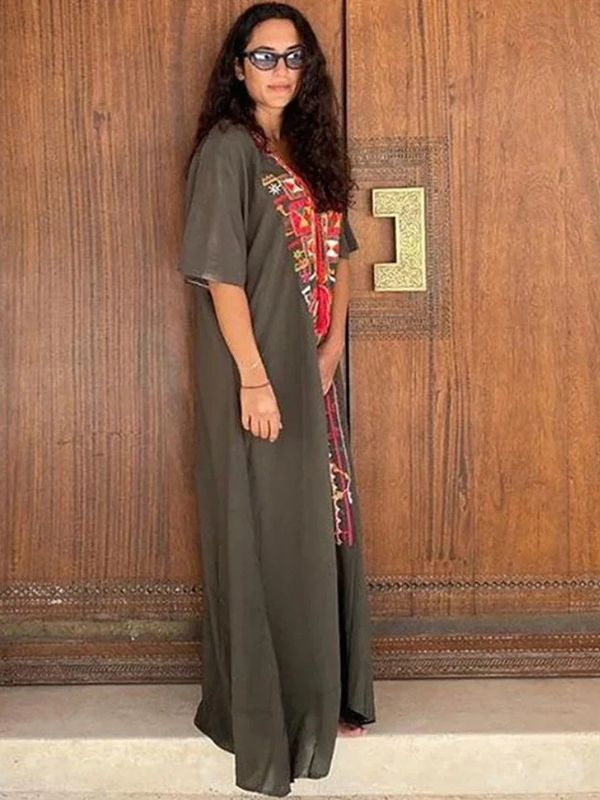 Vue latérale d&#39;une femme en djellaba kaki traditionnelle, mettant en valeur la coupe droite et ample du vêtement