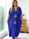 Femme portant une djellaba marocaine grande taille bleue