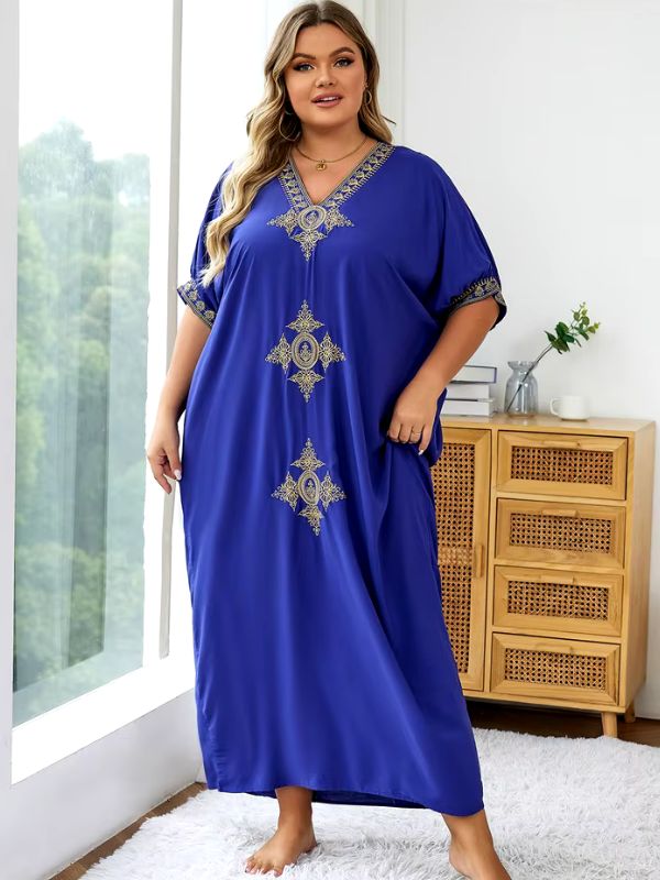 Femme portant une djellaba marocaine grande taille bleue