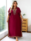 Femme posant en djellaba bordeaux grande taille