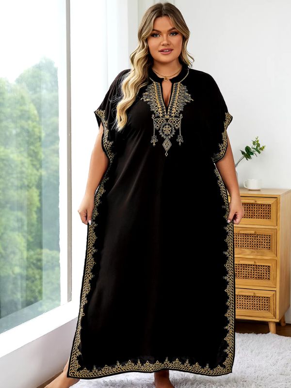 Femme portant une djellaba marocaine grande taille noire