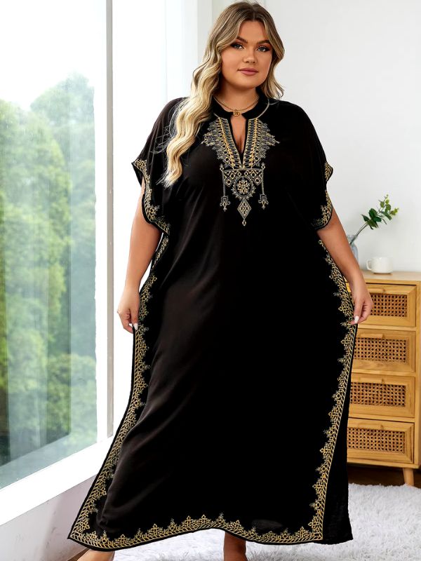 Femme en djellaba marocaine noire