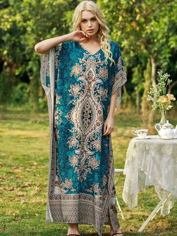 Femme portant une djellaba marocaine verte à motifs orientaux, debout dans un jardin