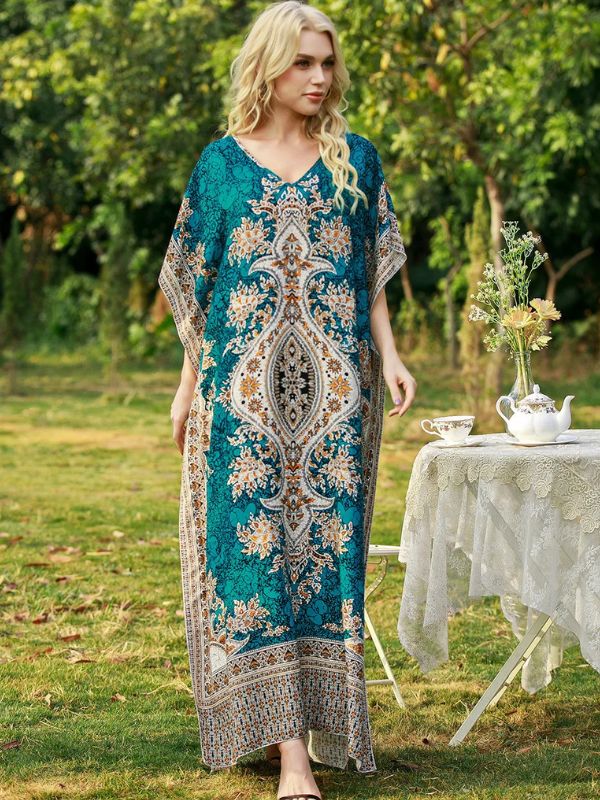 Femme en djellaba avec motifs traditionnels