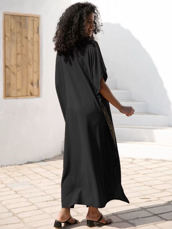 Une femme se tient de dos et porte une djellaba marocaine noire