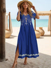 Une femme en djellaba bleue à la plage