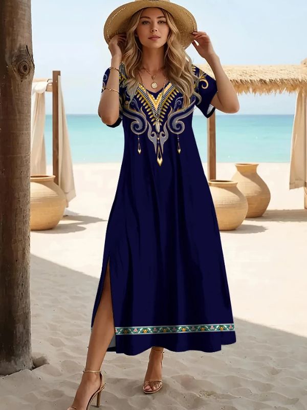 Une femme à la plage en djellaba bleu