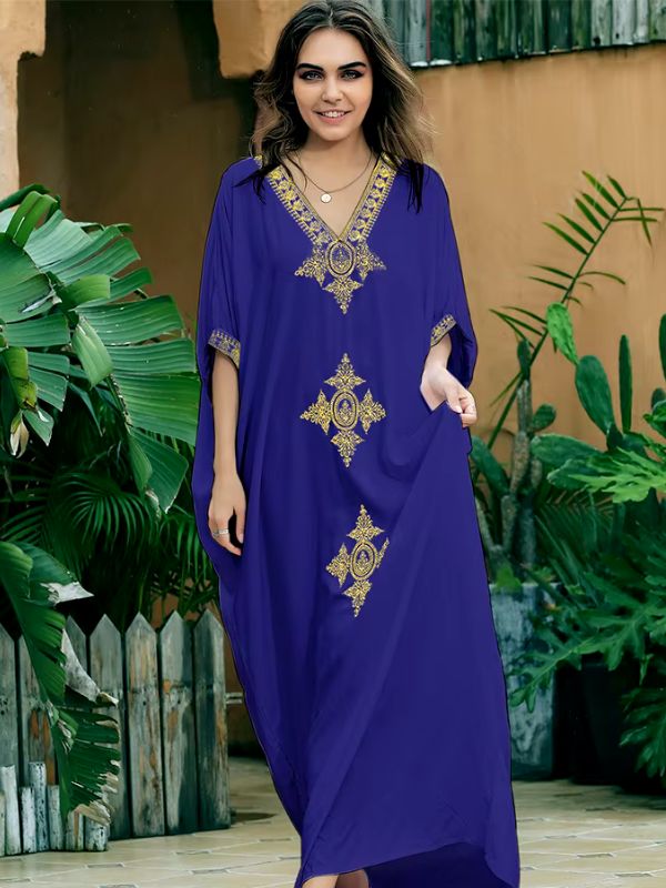 Une femme en djellaba marocaine bleu