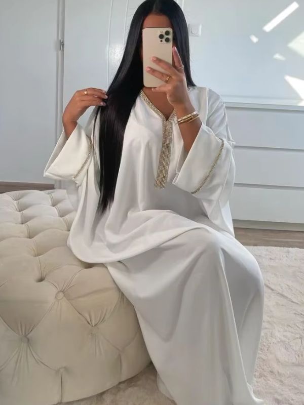 Une femme porte une large djellaba marocaine de couleur blanche