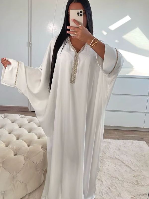 Une femme porte une large djellaba marocaine de couleur blanche