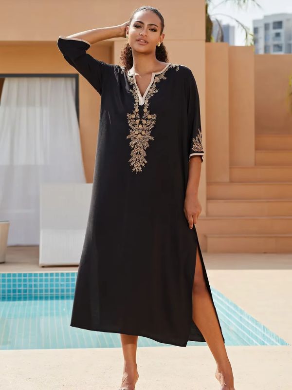 Femme métisse qui porte une djellaba marocaine