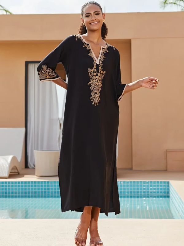 Femme métisse qui porte une djellaba marocaine