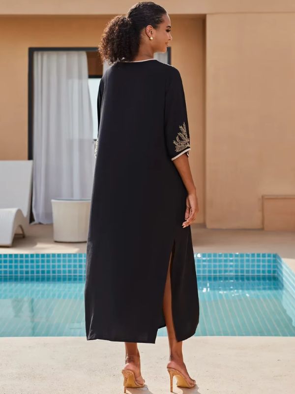 Femme de dos qui porte une djellaba