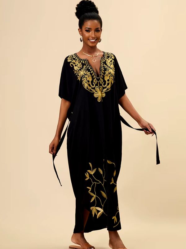 Femme en djellaba marocaine noire