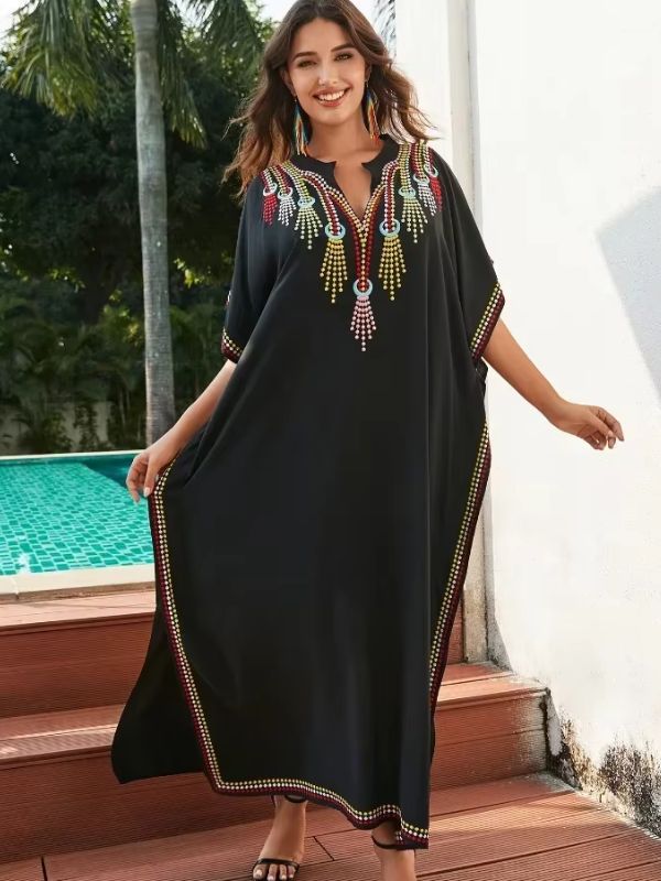 Femme en djellaba marocaine noire