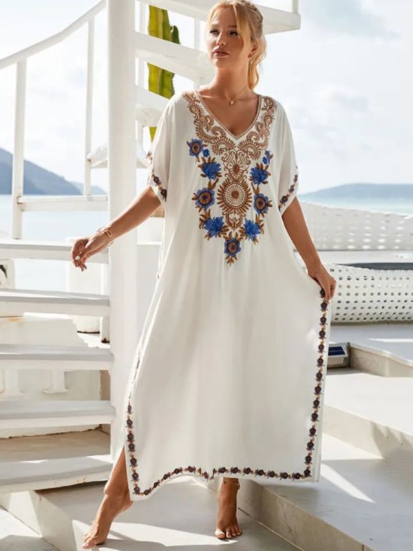 Femme en djellaba blanche fendue sur le côté